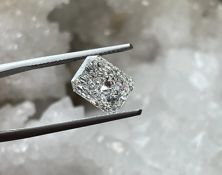 Understanding Carat Weight: A Beginner's Guide to Diamond Size.